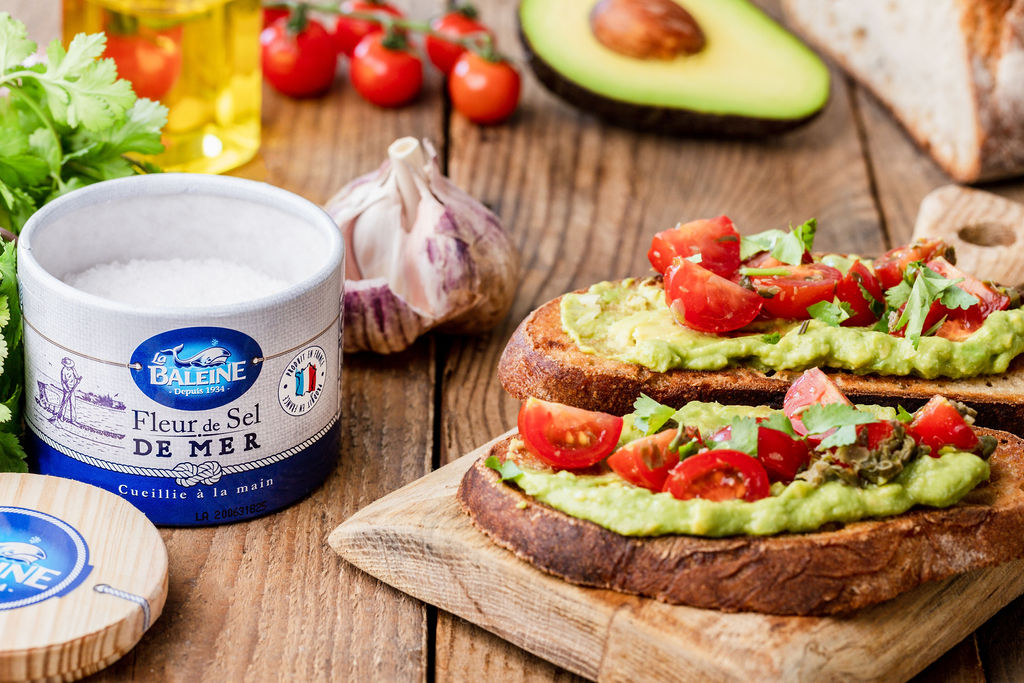 recette du Toast chaud à l'avocat et aux tomates cerises par la baleine