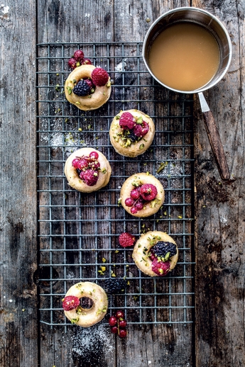 Vanille Savarins mit gemischten Beeren und Salzkaramell