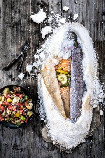 Lachsforelle in der Salzkruste mit Tomaten-Brotsalat Lachsforelle in der Salzkruste mit Tomaten-Brotsalat