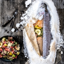 Lachsforelle in der Salzkruste mit Tomaten-Brotsalat