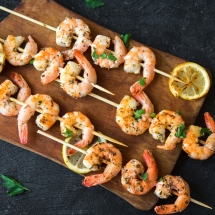 recette de Brochettes de gambas au citron et à l’ail par La Baleine 